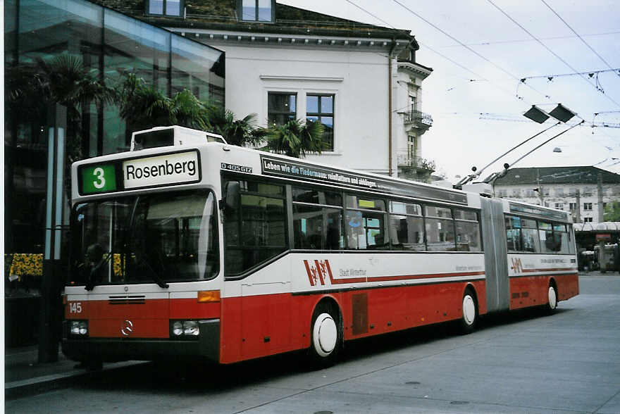 (064'122) - WV Winterthur - Nr. 145 - Mercedes Gelenktrolleybus am 15. Oktober 2003 beim Hauptbahnhof Winterthur