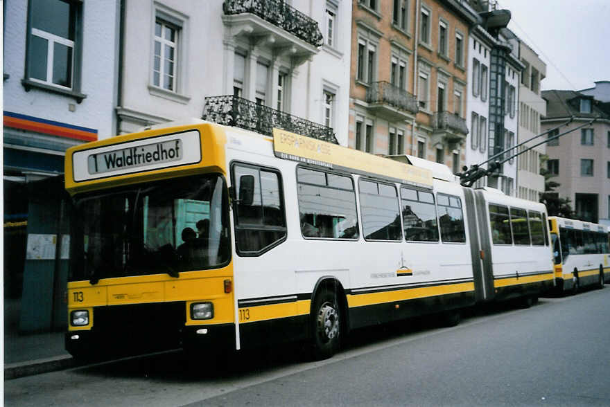 (064'218) - VBSH Schaffhausen - Nr. 113 - NAW/Hess Gelenktrolleybus am 18. Oktober 2003 beim Bahnhof Schaffhausen