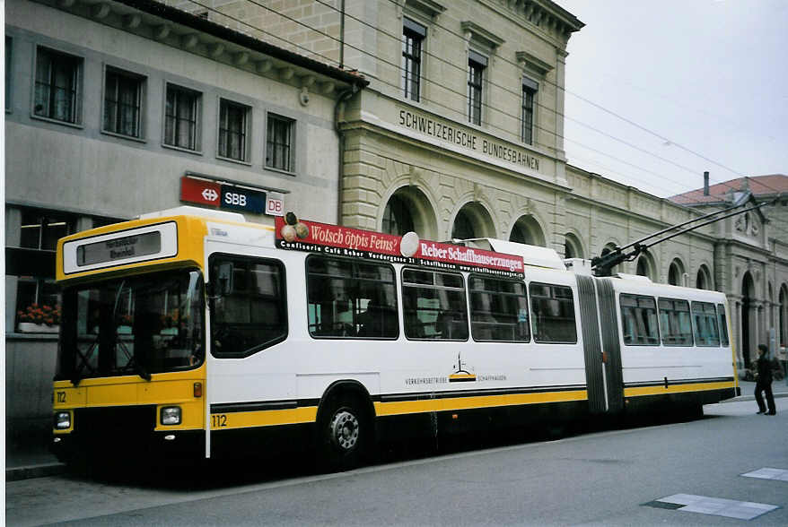 (064'219) - VBSH Schaffhausen - Nr. 112 - NAW/Hess Gelenktrolleybus am 18. Oktober 2003 beim Bahnhof Schaffhausen