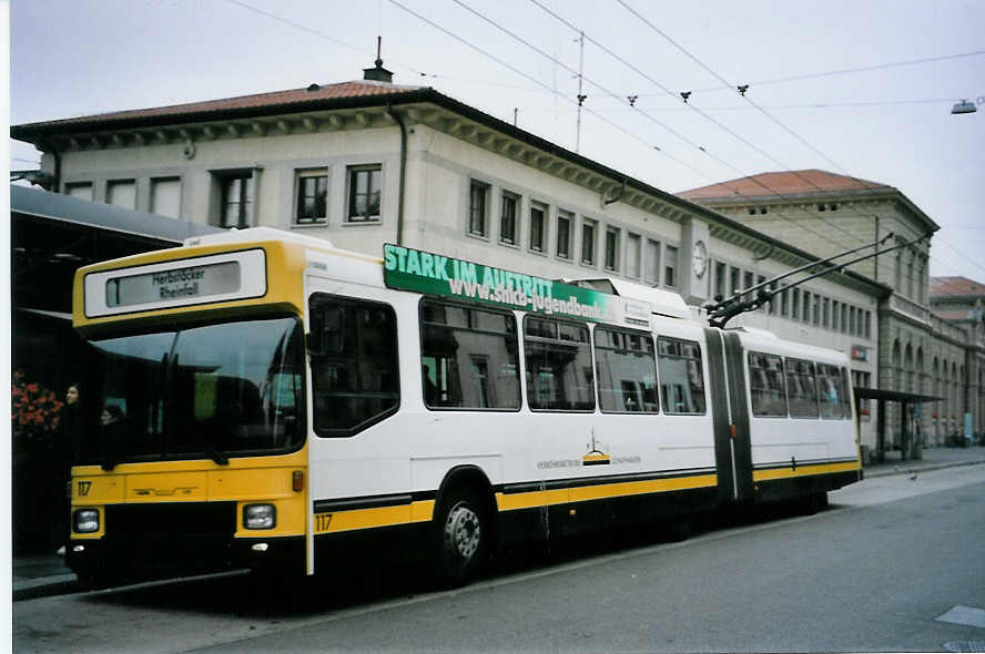 (064'220) - VBSH Schaffhausen - Nr. 117 - NAW/Hess Gelenktrolleybus am 18. Oktober 2003 beim Bahnhof Schaffhausen