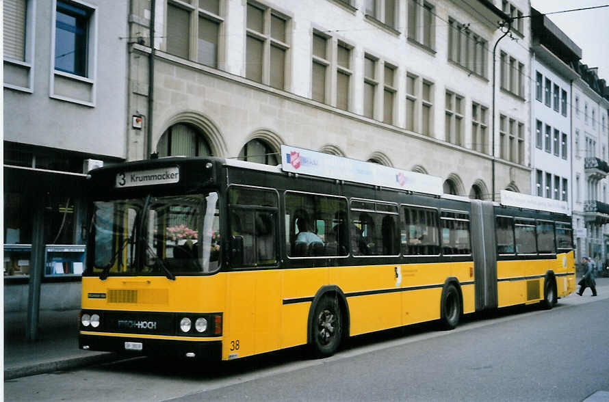 (064'221) - VBSH Schaffhausen - Nr. 38/SH 38'038 - Scania/Hess (ex Nr. 12) am 18. Oktober 2003 beim Bahnhof Schaffhausen