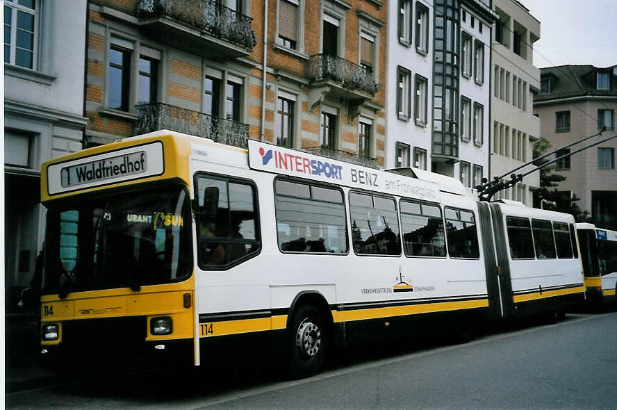 (064'222) - VBSH Schaffhausen - Nr. 114 - NAW/Hess Gelenktrolleybus am 18. Oktober 2003 beim Bahnhof Schaffhausen