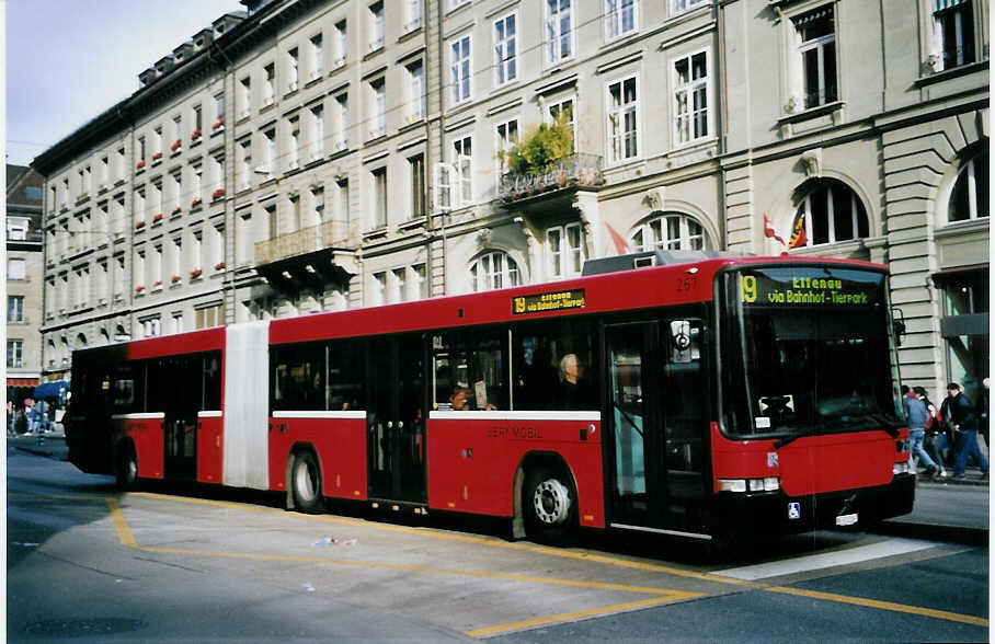(064'427) - Bernmobil, Bern - Nr. 267/BE 572'267 - Volvo/Hess am 24. November 2003 beim Bahnhof Bern