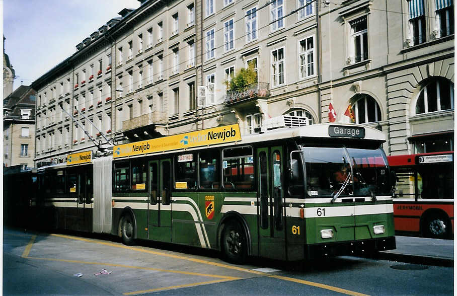 (064'429) - SVB Bern - Nr. 61 - FBW/Hess Gelenktrolleybus am 24. November 2003 beim Bahnhof Bern