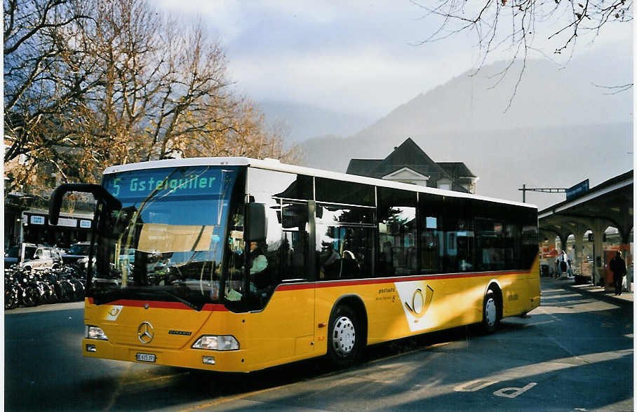(064'434) - PostAuto Berner Oberland - BE 615'391 - Mercedes (ex P 25'381) am 7. Dezember 2003 beim Bahnhof Interlaken West