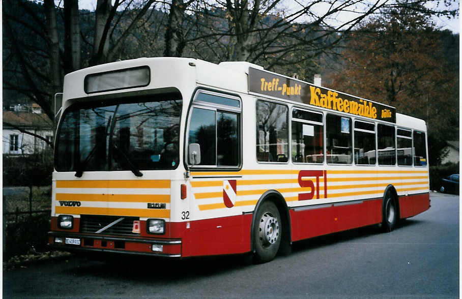 (064'437) - STI Thun - Nr. 32/BE 419'032 - Volvo/R&J (ex SAT Thun Nr. 32) am 13. Dezember 2003 bei der Schifflndte Thun