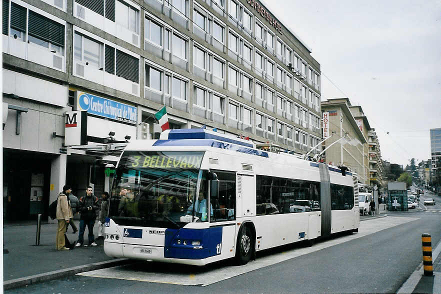 (064'604) - TL Lausanne - Nr. 803/VD 1660 - Neoplan Gelenkduobus am 29. November 2003 beim Bahnhof Lausanne