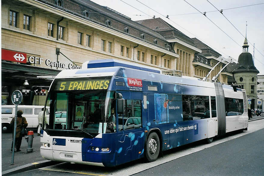 (064'608) - TL Lausanne - Nr. 816/VD 368'046 - Neoplan Gelenkduobus am 29. November 2003 beim Bahnhof Lausanne