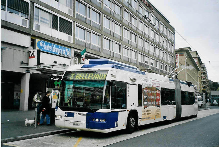 (064'616) - TL Lausanne - Nr. 821/VD 382'263 - Neoplan Gelenkduobus am 29. November 2003 beim Bahnhof Lausanne