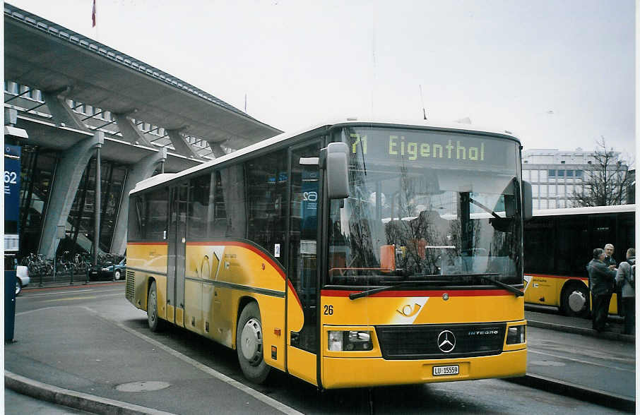 (064'823) - Bucheli, Kriens - Nr. 26/LU 15'559 - Mercedes am 27. Dezember 2003 beim Bahnhof Luzern