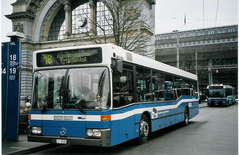 (064'825) - VBL Luzern - Nr. 558/LU 15'585 - Mercedes (ex Gowa, Luzern Nr. 58) am 27. Dezember 2003 beim Bahnhof Luzern