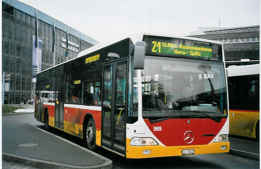 (064'833) - VBL Luzern - Nr. 569/LU 15'020 - Mercedes am 27. Dezember 2003 beim Bahnhof Luzern
