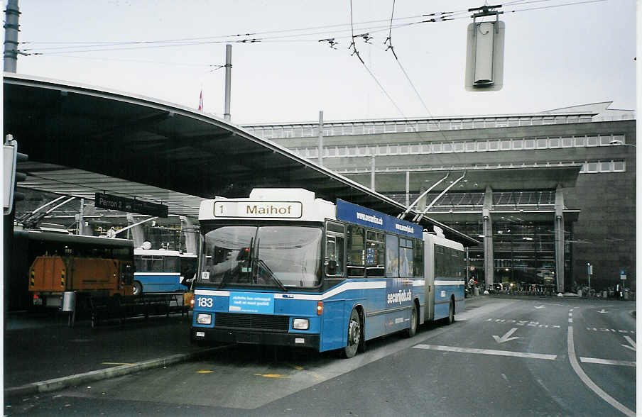 (064'836) - VBL Luzern - Nr. 183 - NAW/Hess Gelenktrolleybus am 27. Dezember 2003 beim Bahnhof Luzern