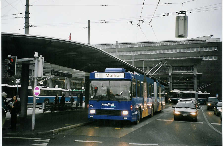 (064'906) - VBL Luzern - Nr. 200 - NAW/Hess Gelenktrolleybus am 27. Dezember 2003 beim Bahnhof Luzern