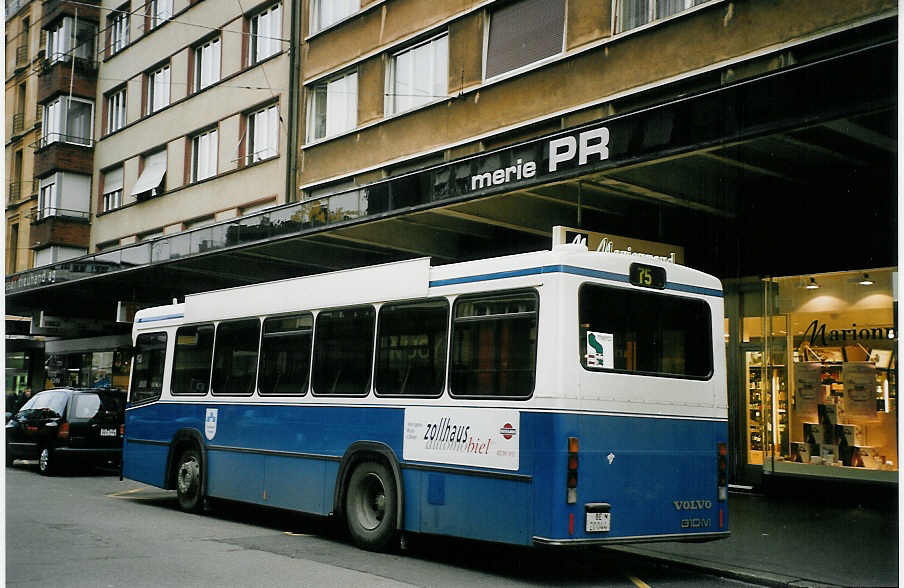 (064'924) - Binggeli, Studen - BE 20'044 - Volvo/Lauber (ex SBC Chur Nr. 16; ex Roth, Chur Nr. 29) am 30. Dezember 2003 beim Bahnhof Biel