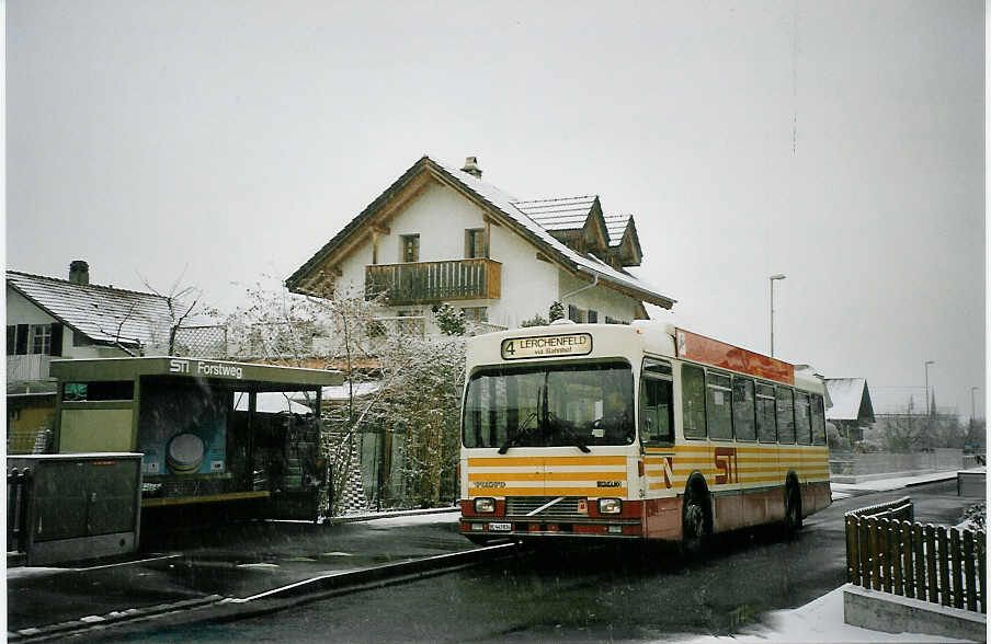 (064'934) - STI Thun - Nr. 34/BE 443'834 - Volvo/R&J (ex SAT Thun Nr. 34) am 31. Dezember 2003 in Thun-Lerchenfeld, Forstweg