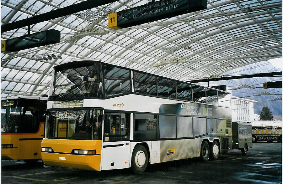 (065'015) - PostAuto Graubnden - GR 102'399 - Neoplan (ex P 27'900) am 1. Januar 2004 in Chur, Postautostation