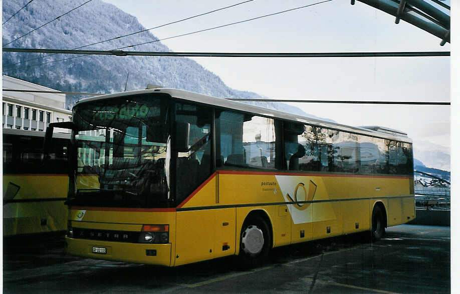 (065'016) - PostAuto Graubnden - GR 102'333 - Setra (ex P 26'017) am 1. Januar 2004 in Chur, Postautostation