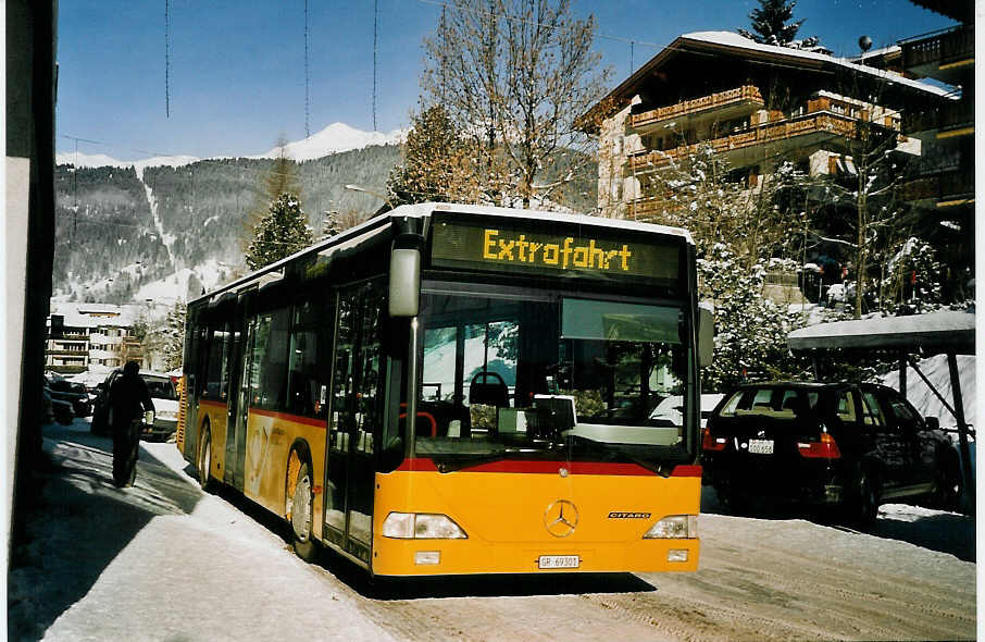(065'020) - Vogt, Serneus - Nr. 1/GR 69'301 - Mercedes am 1. Januar 2004 beim Bahnhof Klosters