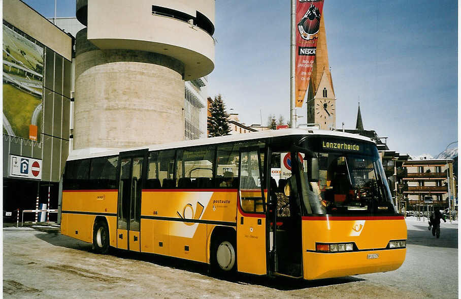 (065'026) - PostAuto Graubnden - GR 102'375 - Neoplan (ex P 25'116) am 1. Januar 2004 beim Bahnhof Davos-Platz