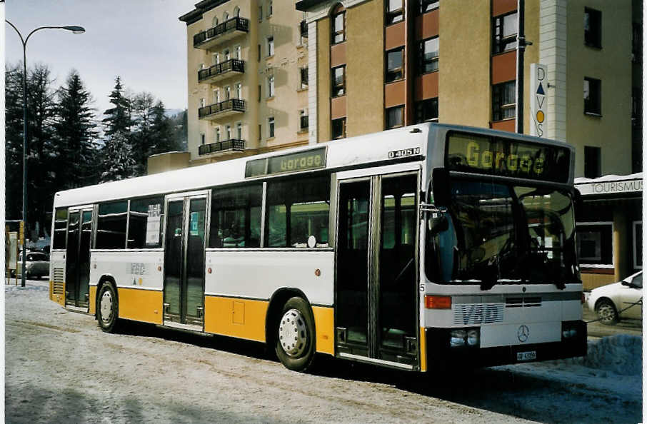 (065'030) - VBD Davos - Nr. 5/GR 43'159 - Mercedes am 1. Januar 2004 beim Bahnhof Davos-Dorf