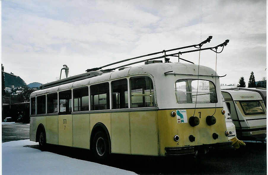 (065'213) - STI Thun - Nr. 7 - Berna/Gangloff Trolleybus am 25. Januar 2004 in Niederscherli