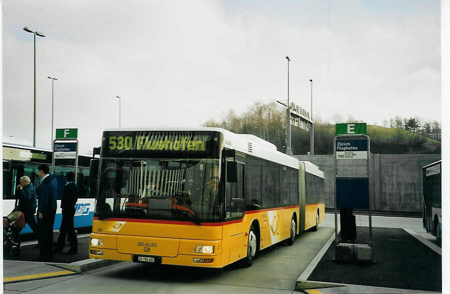 (065'503) - PostAuto Zrich - Nr. 20/ZH 780'685 - MAN (ex P 26'015) am 16. Februar 2004 in Zrich, Flughafen 