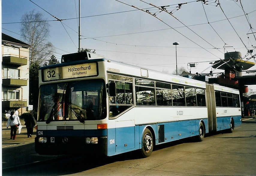 (065'606) - VBZ Zrich - Nr. 124 - Mercedes Gelenktrolleybus am 16. Februar 2004 in Zrich, Bucheggplatz