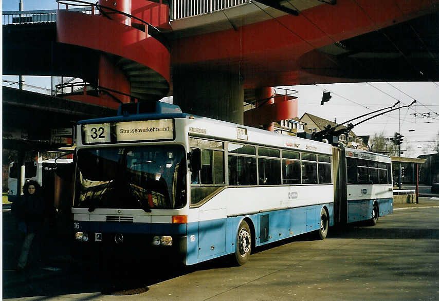 (065'607) - VBZ Zrich - Nr. 16 - Mercedes Gelenktrolleybus am 16. Februar 2004 in Zrich, Bucheggplatz