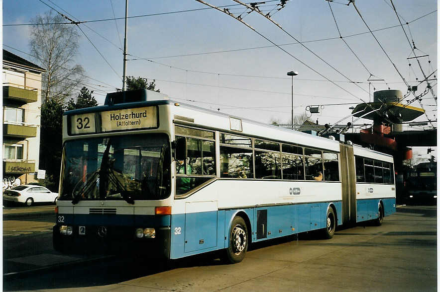 (065'616) - VBZ Zrich - Nr. 32 - Mercedes Gelenktrolleybus am 16. Februar 2004 in Zrich, Bucheggplatz