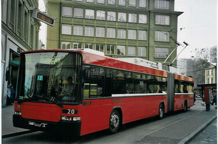 (065'824) - Bernmobil, Bern - Nr. 20 - NAW/Hess Gelenktrolleybus am 29. Februar 2004 beim Bahnhof Bern