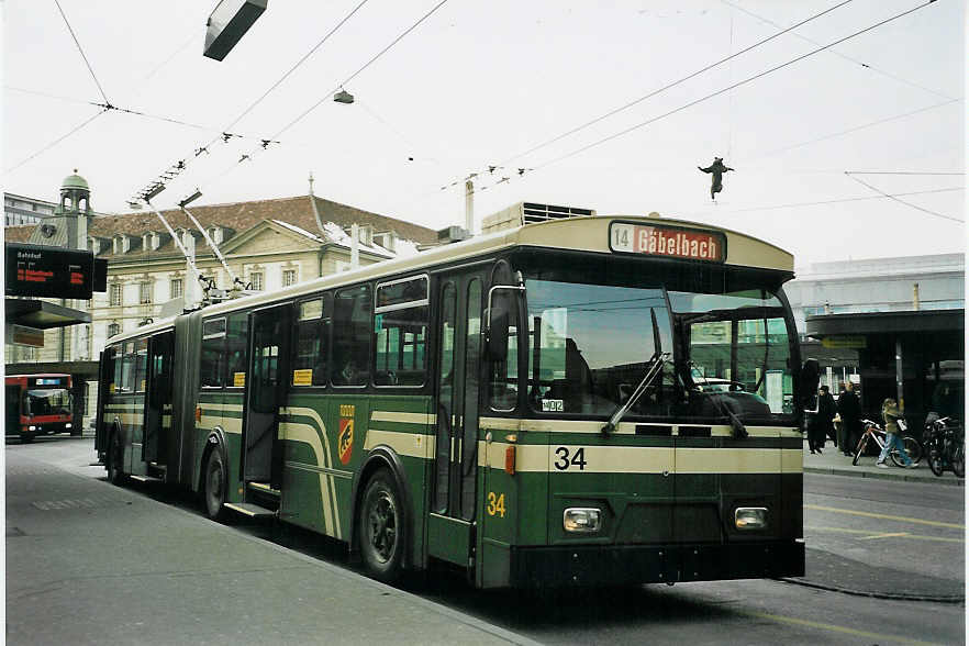 (065'825) - SVB Bern - Nr. 34 - FBW/Gangloff Gelenktrolleybus am 29. Februar 2004 beim Bahnhof Bern