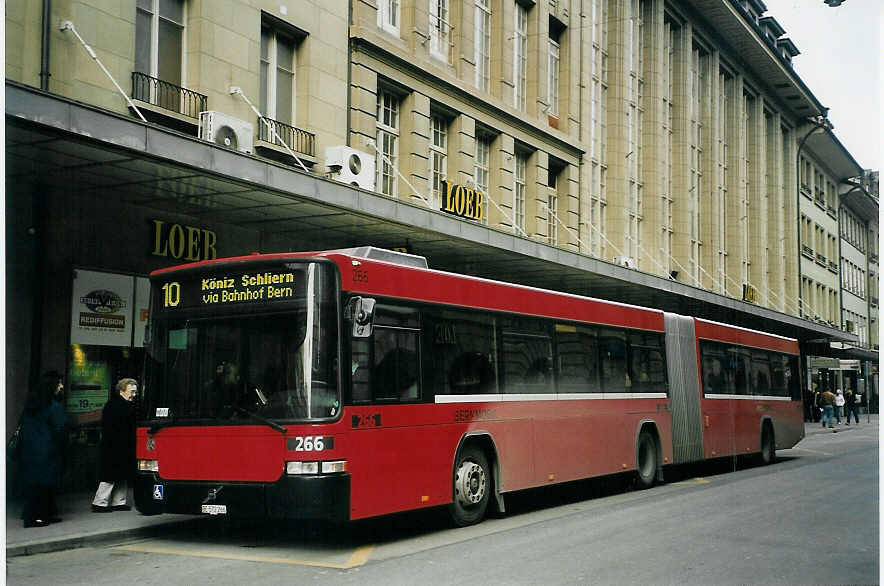 (065'827) - Bernmobil, Bern - Nr. 266/BE 572'266 - Volvo/Hess am 29. Februar 2004 beim Bahnhof Bern