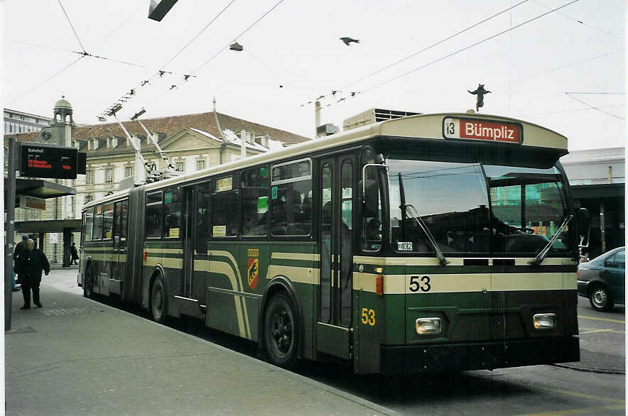(065'828) - SVB Bern - Nr. 53 - FBW/R&J Gelenktrolleybus am 29. Februar 2004 beim Bahnhof Bern