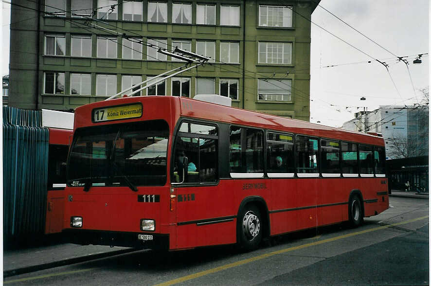 (065'830) - Bernmobil, Bern - Nr. 111/BE 500'111 - Volvo/R&J am 29. Februar 2004 beim Bahnhof Bern