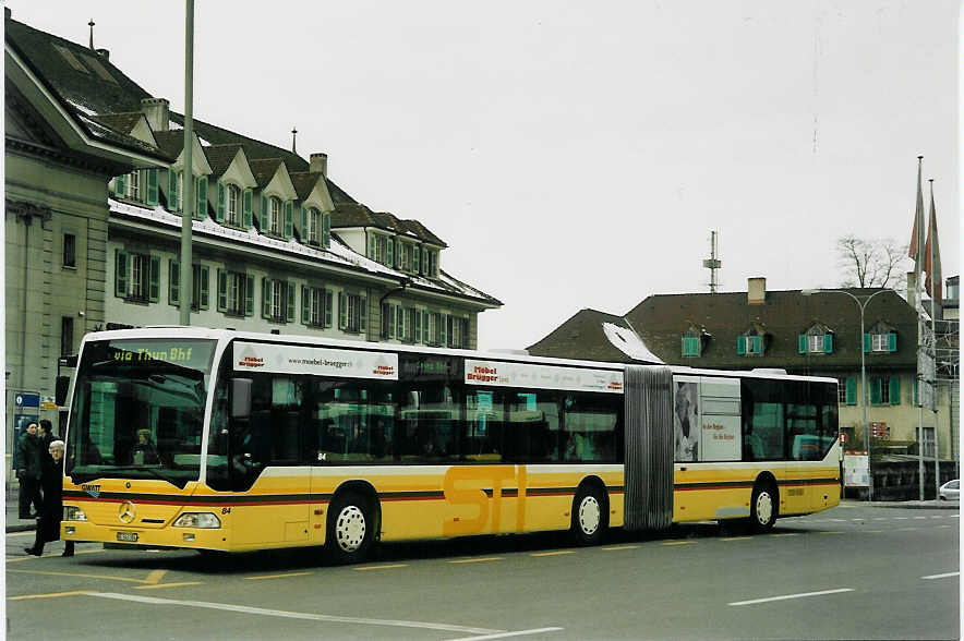 (065'831) - STI Thun - Nr. 84/BE 543'384 - Mercedes am 2. Mrz 2004 beim Bahnhof Thun