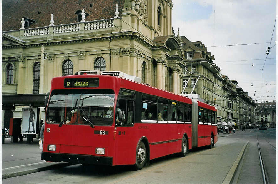 (065'910) - Bernmobil, Bern - Nr. 63 - Volvo/R&J Gelenktrolleybus am 7. Mrz 2004 beim Bahnhof Bern