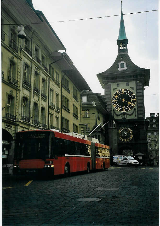 (065'921) - Bernmobil, Bern - Nr. 9 - NAW/Hess Gelenktrolleybus am 7. Mrz 2004 in Bern, Zytglogge