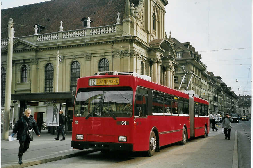 (066'002) - Bernmobil, Bern - Nr. 64 - Volvo/R&J Gelenktrolleybus am 8. Mrz 2004 beim Bahnhof Bern
