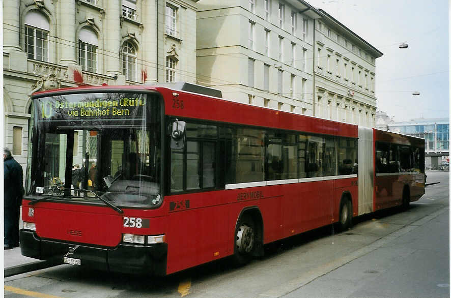(066'007) - Bernmobil, Bern - Nr. 258/BE 572'258 - Volvo/Hess am 8. Mrz 2004 beim Bahnhof Bern