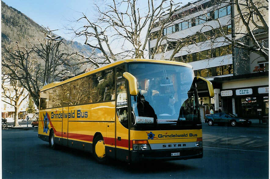 (066'031) - AVG Grindelwald - Nr. 27/BE 345'856 - Setra am 17. Mrz 2004 beim Bahnhof Interlaken West