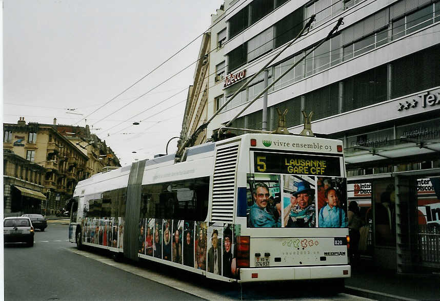 (066'202) - TL Lausanne - Nr. 820/VD 374'937 - Neoplan Gelenkduobus am 21. Mrz 2004 beim Bahnhof Lausanne