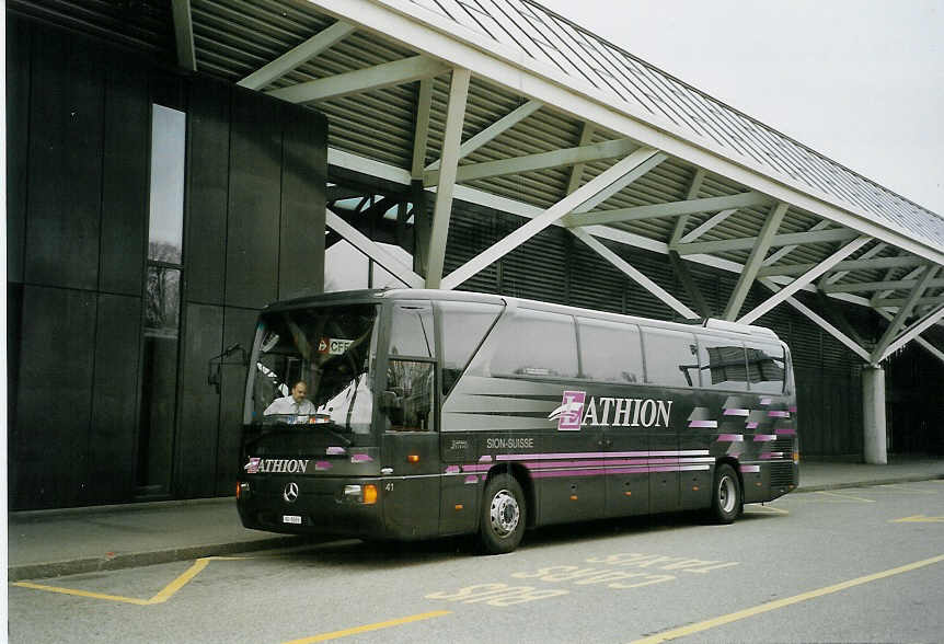 (066'214) - Lathion, Sion - Nr. 41/VS 5093 - Mercedes am 21. Mrz 2004 in Genve, Aroport
