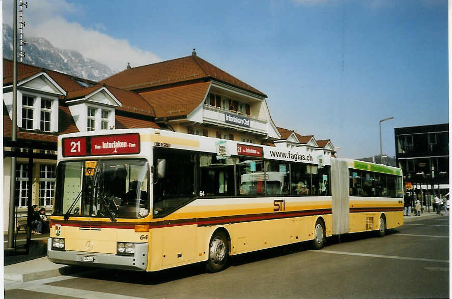 (066'333) - STI Thun - Nr. 64/BE 434'764 - Mercedes am 27. Mrz 2004 beim Bahnhof Interlaken Ost