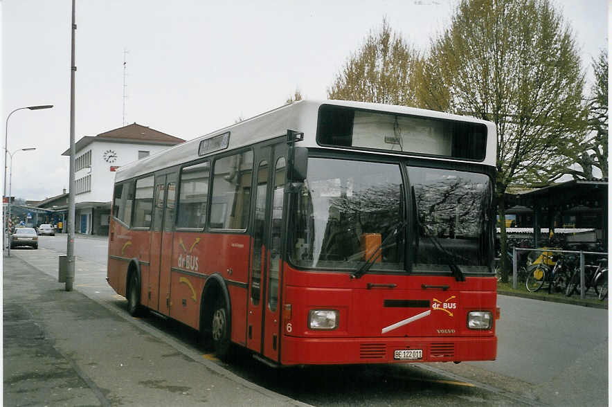 (066'531) - AAGK Koppigen - Nr. 6/BE 122'011 - Volvo/Lauber am 19. April 2004 beim Bahnhof Burgdorf