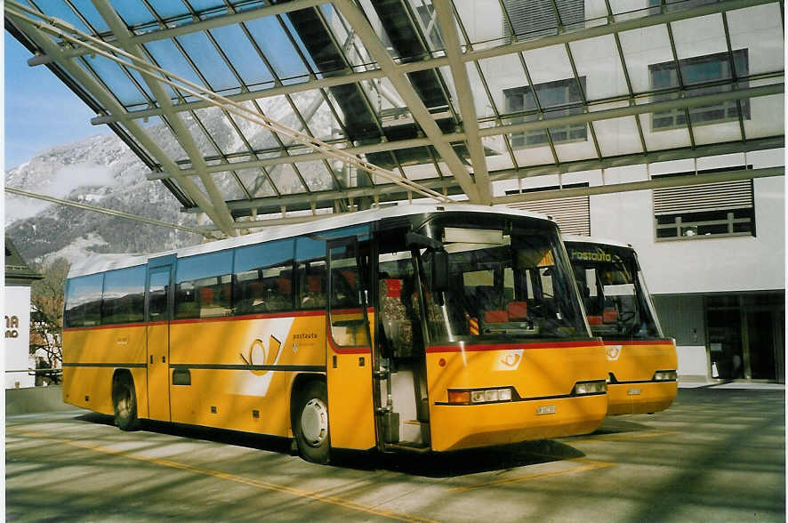 (066'629) - PostAuto Graubnden - GR 102'383 - Neoplan (ex P 25'124) am 20. April 2004 in Chur, Postautostation