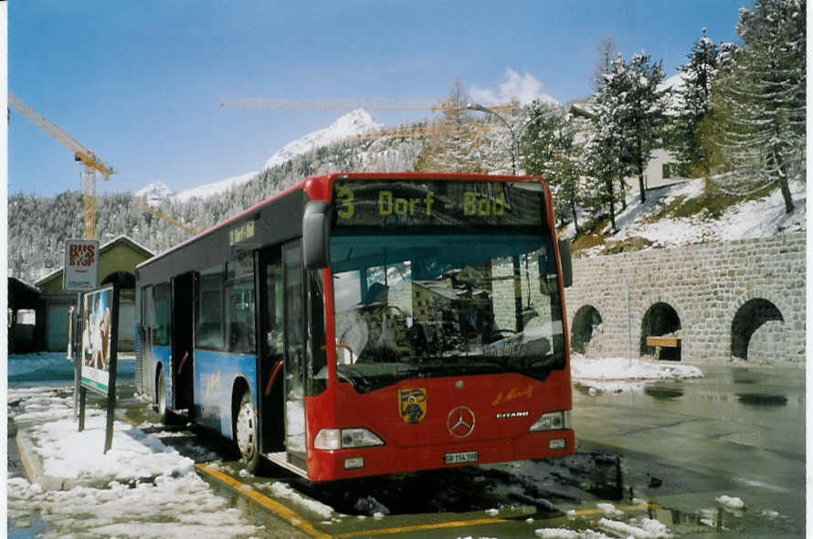 (066'633) - Chrisma, St. Moritz - Nr. 2/GR 154'398 - Mercedes am 20. April 2004 beim Bahnhof St. Moritz