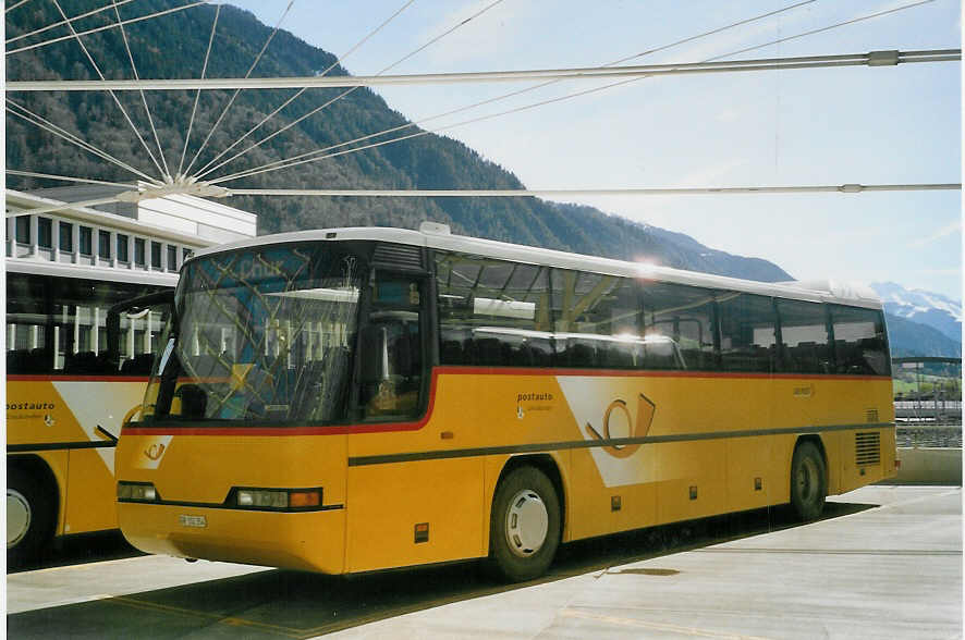 (066'718) - PostAuto Graubnden - GR 102'354 - Neoplan (ex P 25'135) am 20. April 2004 in Chur, Postautostation