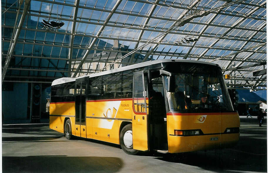 (066'730) - PostAuto Graubnden - GR 102'376 - Neoplan (ex P 25'117) am 20. April 2004 in Chur, Postautostation