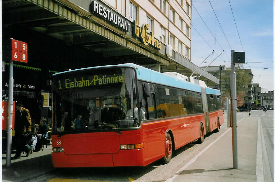 (066'808) - VB Biel - Nr. 88 - NAW/Hess Gelenktrolleybus am 21. April 2004 beim Bahnhof Biel
